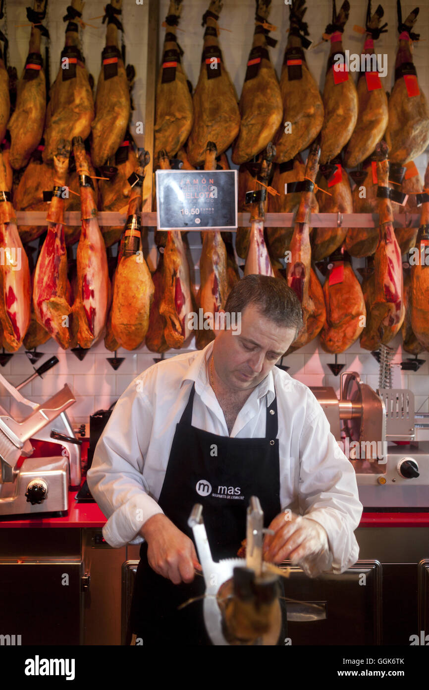 Venditore a vendere Prosciutto Prosciutto in Mercado de San Miguel, Madrid, Spagna Foto Stock
