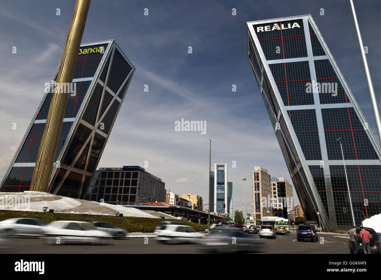 La porta dell'Europa Torri Puerta de Europa conosciuto anche come torri KIO, Kuwait Investment Office, Madrid, Spagna, Europa Foto Stock