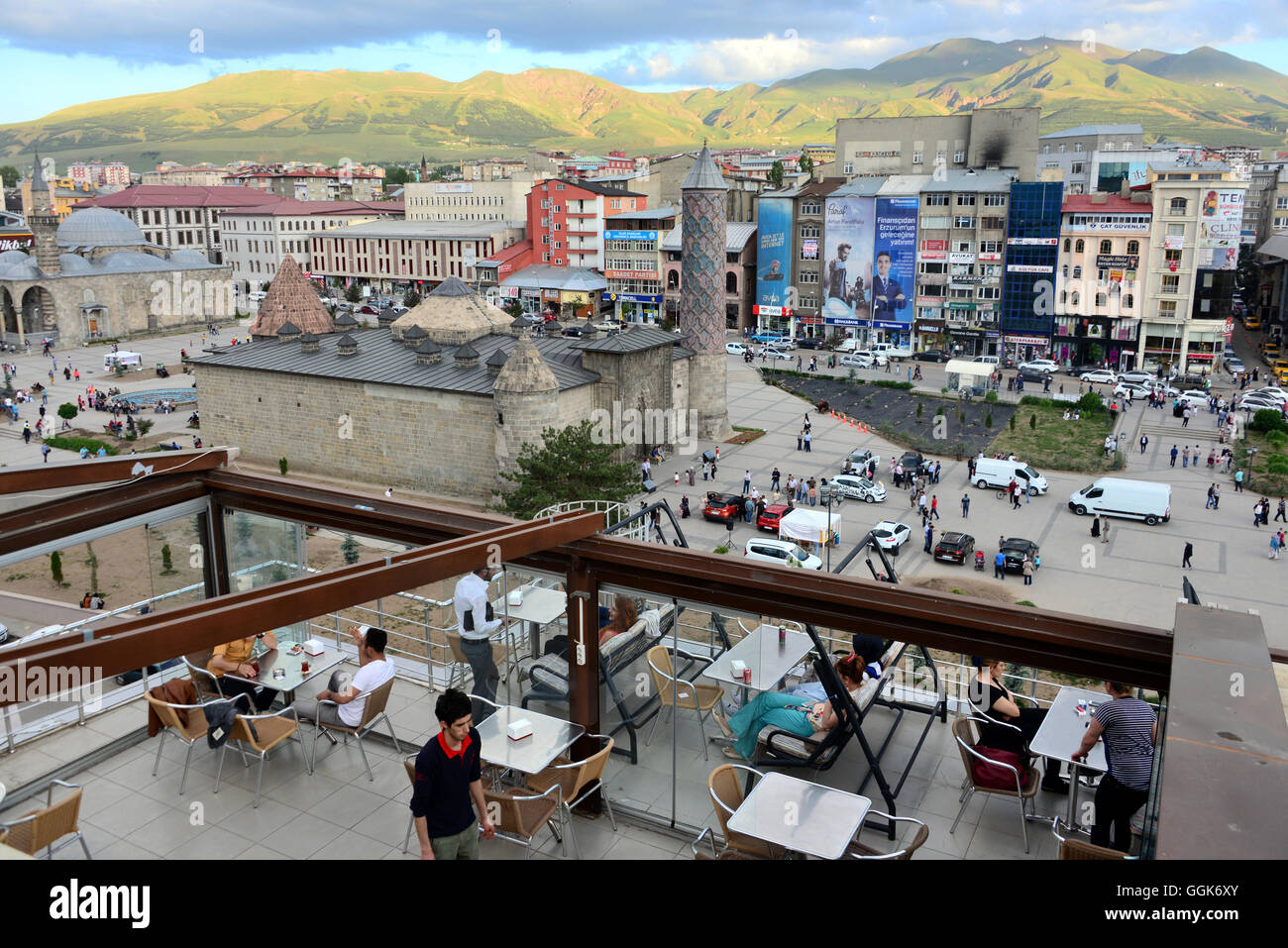 Vista da un cafe a Erzurum a Yakutiye Medrese, Anatolia Orientale, orientale della Turchia Turchia Foto Stock