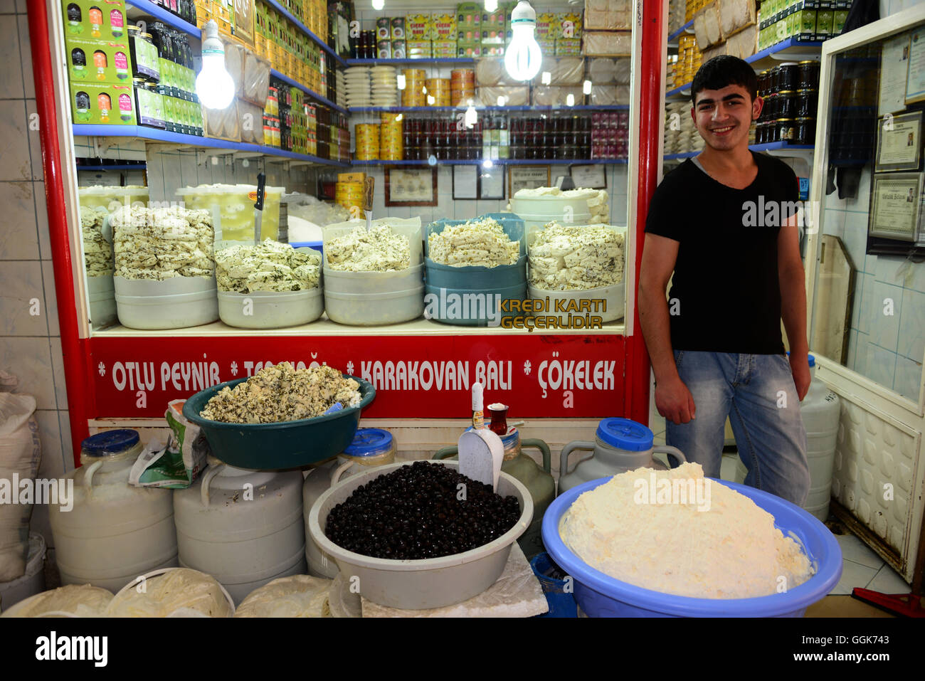 Il mercato dei formaggi in Van vicino al lago di Van, curdi della zona popolata, Anatolia orientale, orientale della Turchia Turchia Foto Stock