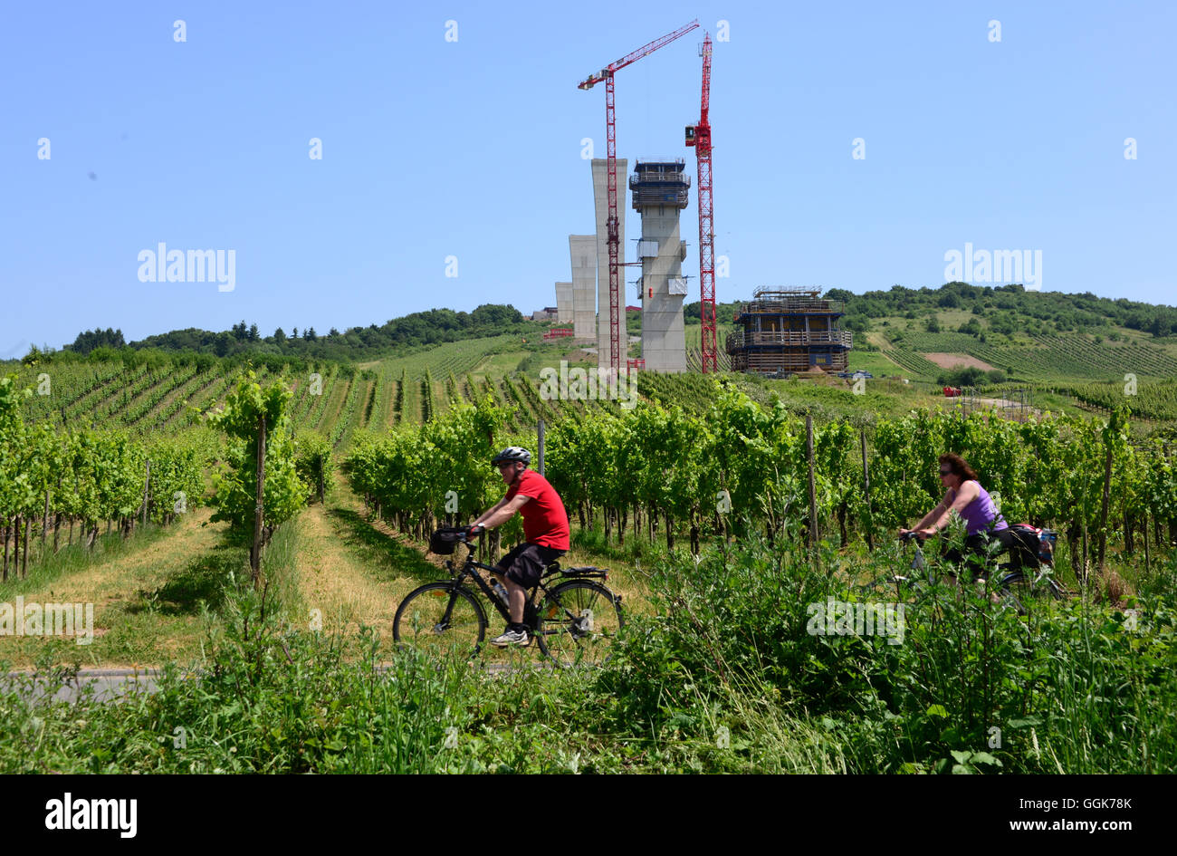 Ponte autostradale essendo costruito vicino Zeltingen-Rachtig presso il fiume Mosel, Hunsruck, Renania-Palatinato, Germania Foto Stock