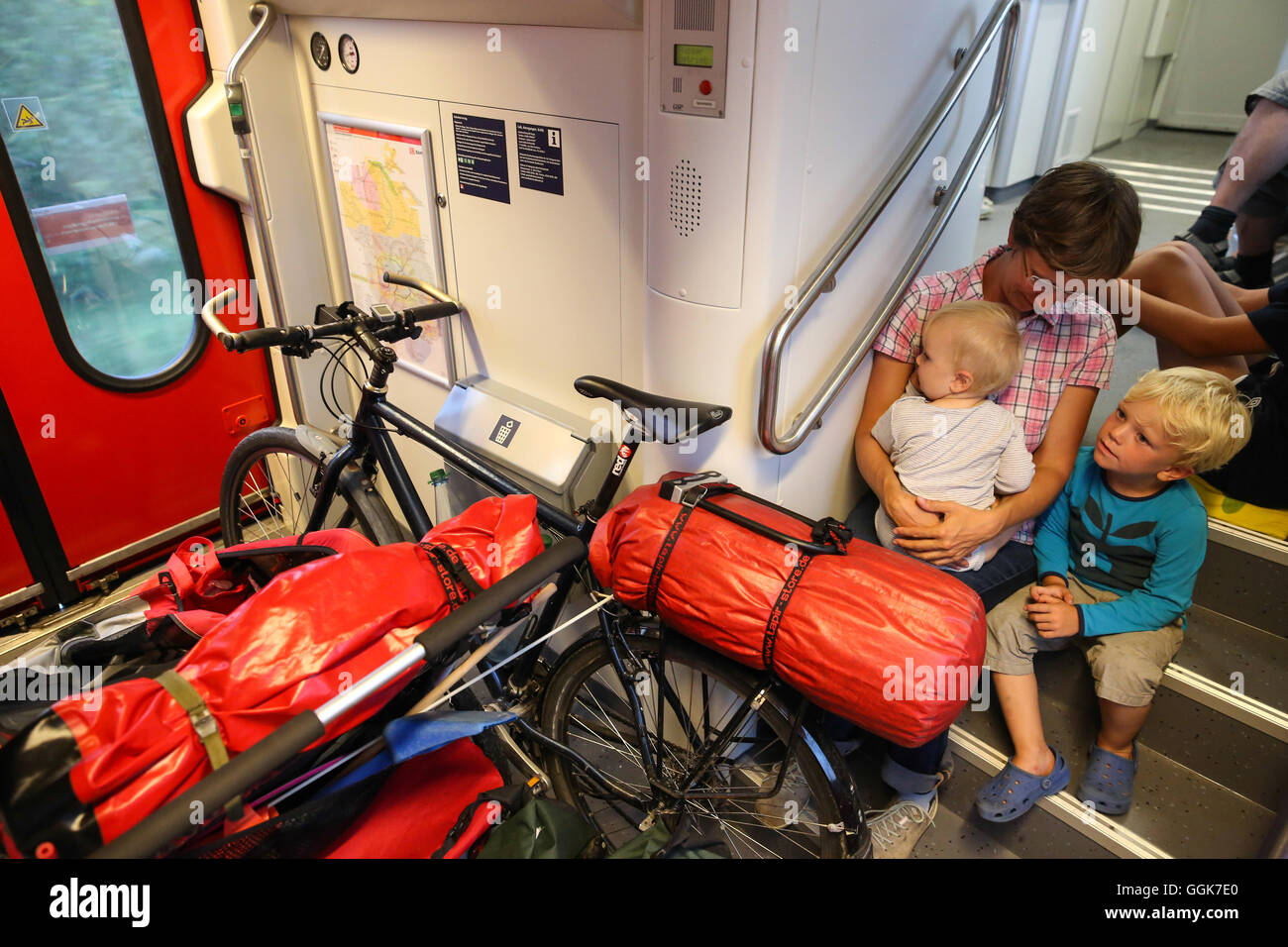Madre und bambini (1-4 anni) seduto sui gradini di un treno, Schorfheide-Chorin Riserva della Biosfera, Uckermark, Brandeburgo, Germa Foto Stock