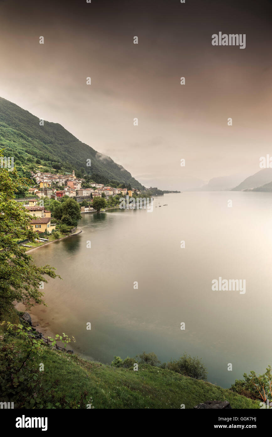 Costa ripida con vista a Dorio village durante la pioggia, Lago di Como, Lombardia, Italia, Europa Foto Stock