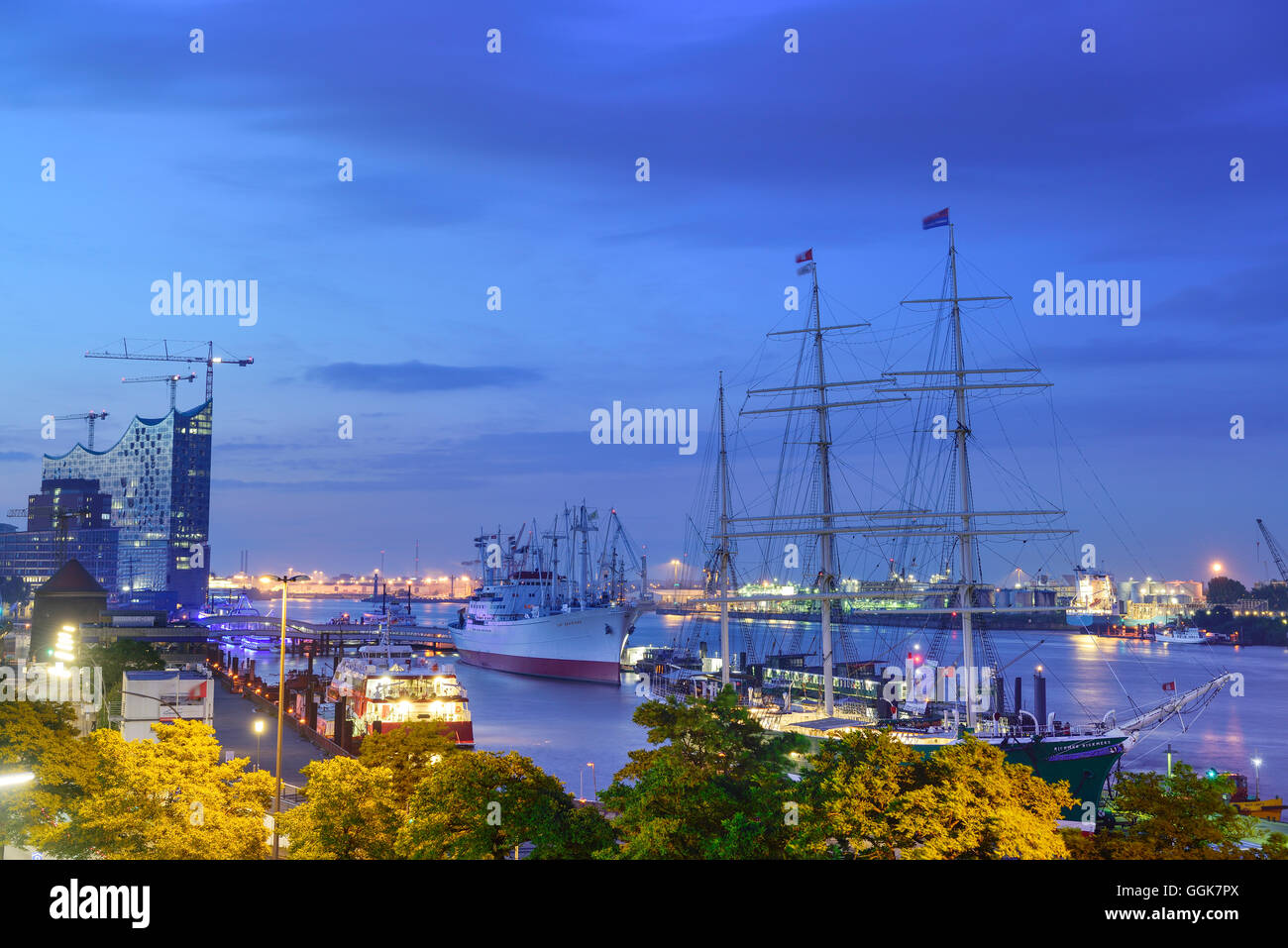 Fiume Elba con Elbphilharmonie e nave museo Rickmer Rickmers di notte, Landungsbruecken, Amburgo, Germania Foto Stock