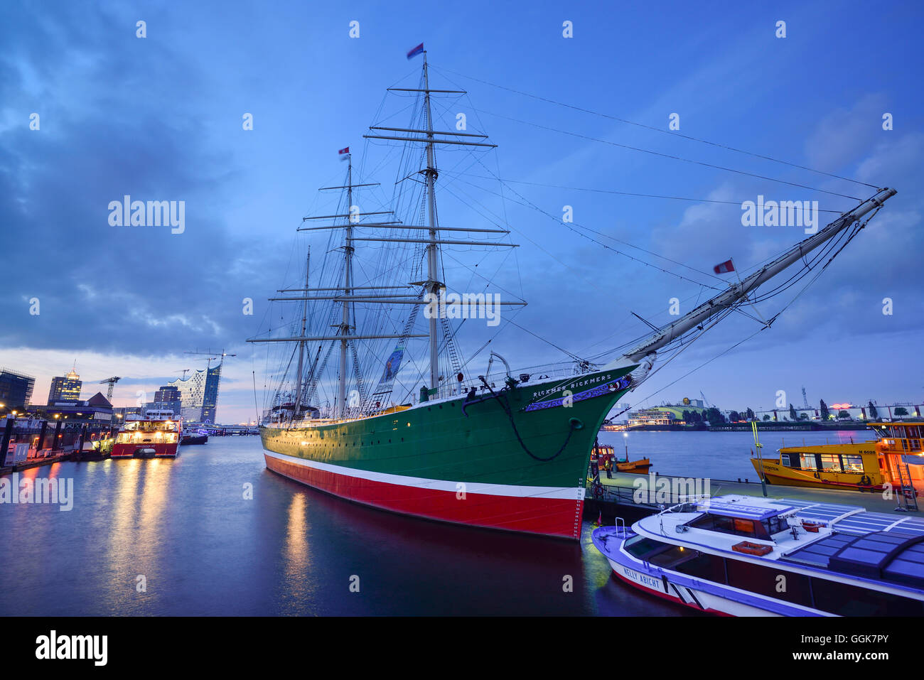 Fiume Elba con nave museo Rickmer Rickmers e Elbphilharmonie in background, Landungsbruecken, Amburgo, Germania Foto Stock