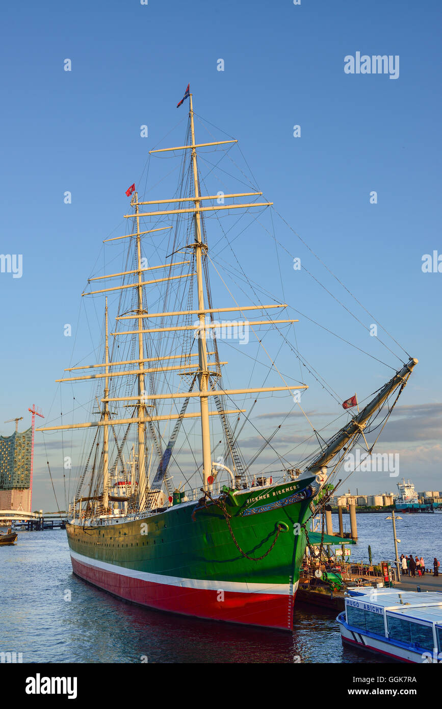 Fiume Elba con nave museo Rickmer Rickmers, Landungsbruecken, Amburgo, Germania Foto Stock