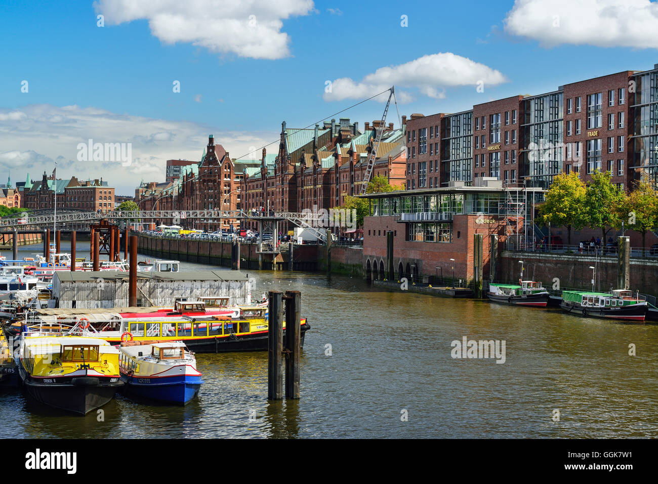 Le navi in porto interno con vecchi e moderni edifici del vecchio quartiere di magazzino, Warehouse district, Speicherstadt di Amburgo, Ge Foto Stock