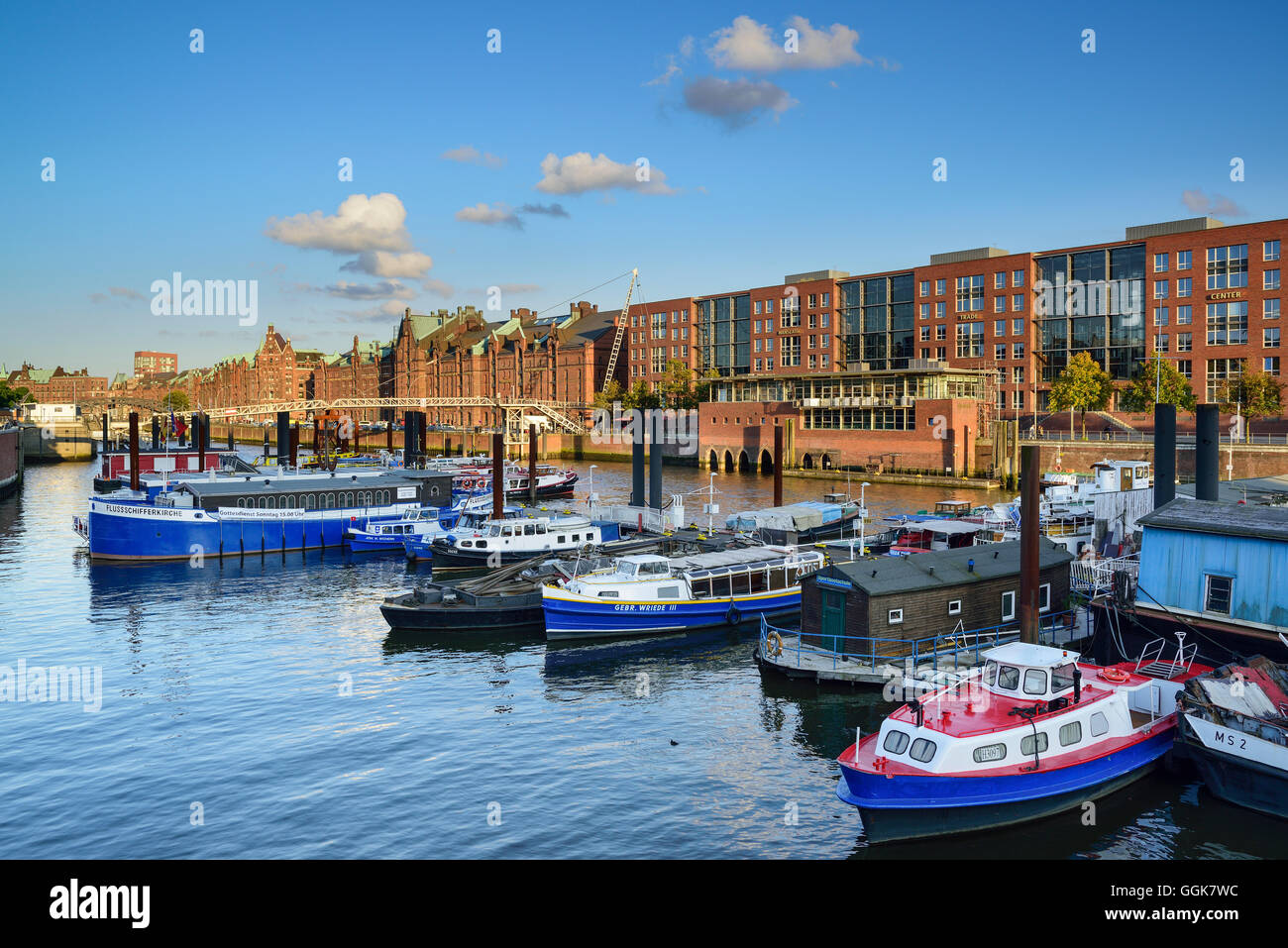 Le navi in porto interno con vecchi e moderni edifici del vecchio quartiere di magazzino, Warehouse district, Speicherstadt di Amburgo, Ge Foto Stock