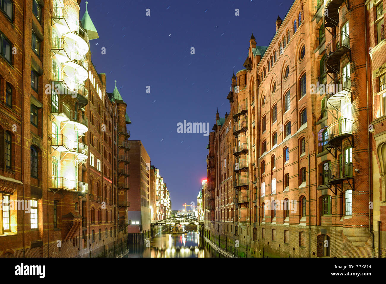 Edifici illuminati del warehouse district, Warehouse district, Speicherstadt, Amburgo, Germania Foto Stock