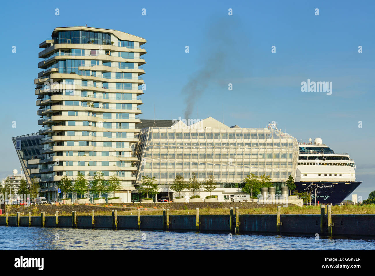 Marco Polo Tower con Grasbrookhafen, enorme nave passeggeri in background, Hafencity di Amburgo, Germania Foto Stock