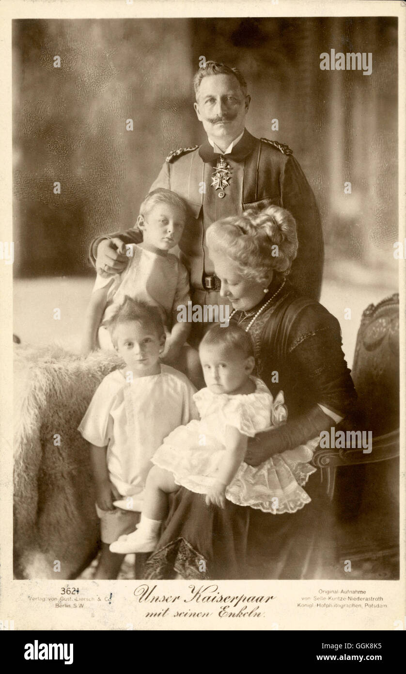 Il Kaiser Guglielmo II und Kaiserin Auguste Victoria mit den EnkelSöhnen Prinz Wilhelm, Prinz Louis Ferdinand und Prinz Hubertus von Preußen - ca 1910 Preußen Foto Stock