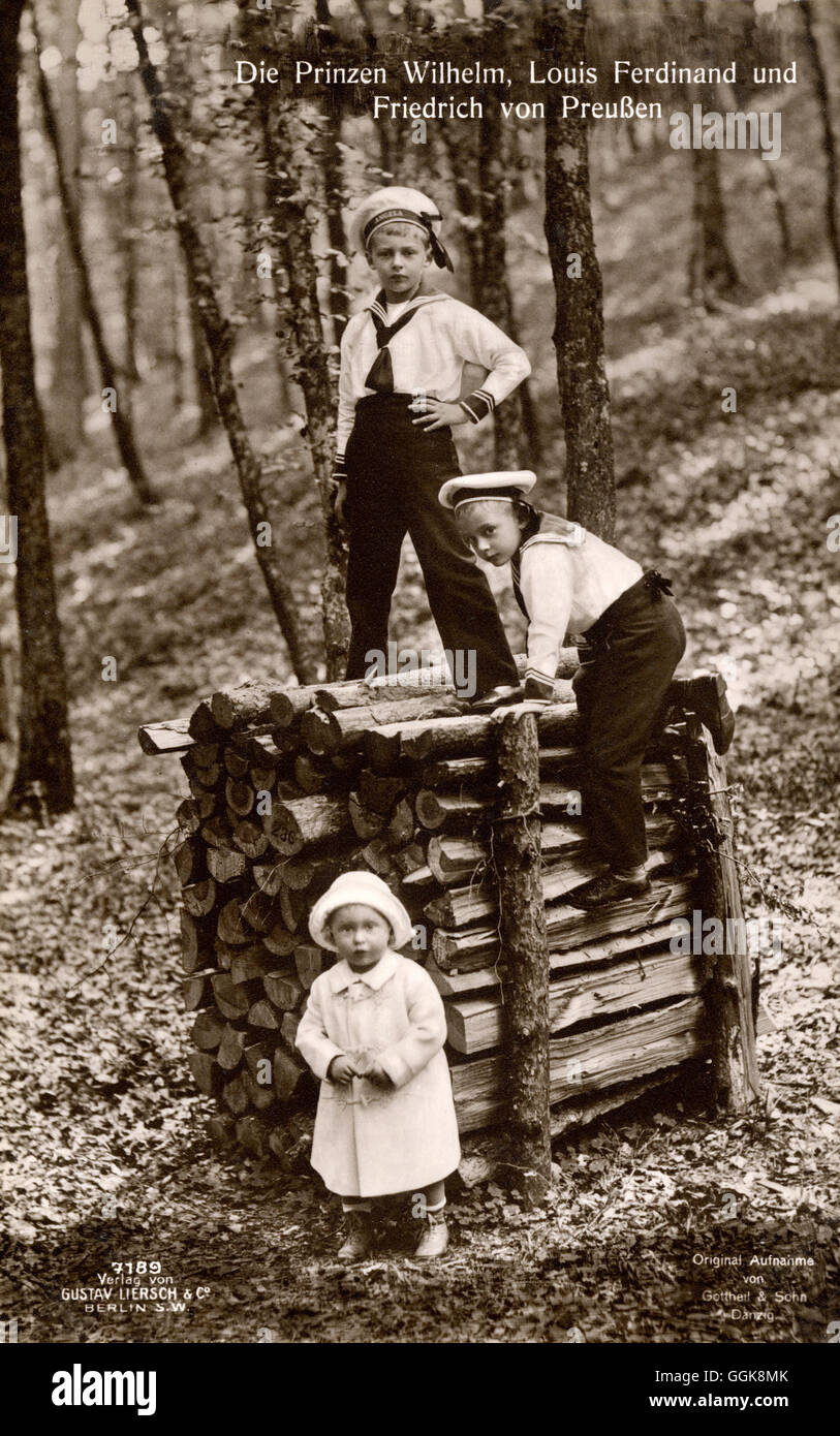 Prinz Louis Ferdinand (kletternd), Prinz Friedrich (vorn) und Prinz Wilhelm von Preußen - ca 1913 Preußen Foto Stock