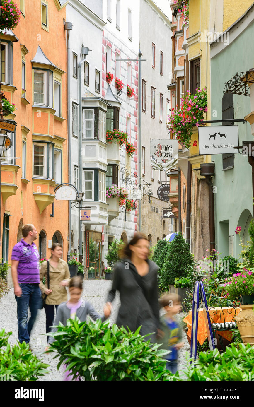 Le persone camminare lungo un vicolo in Old Town Hall, in Tirolo, Austria Foto Stock