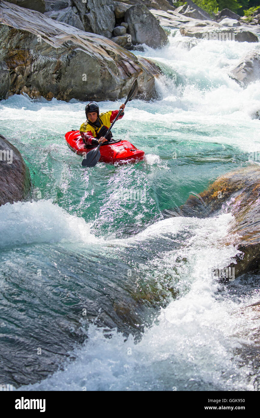 Kayaker sulle acque cristalline della Verzasca, Ticino, Svizzera Foto Stock