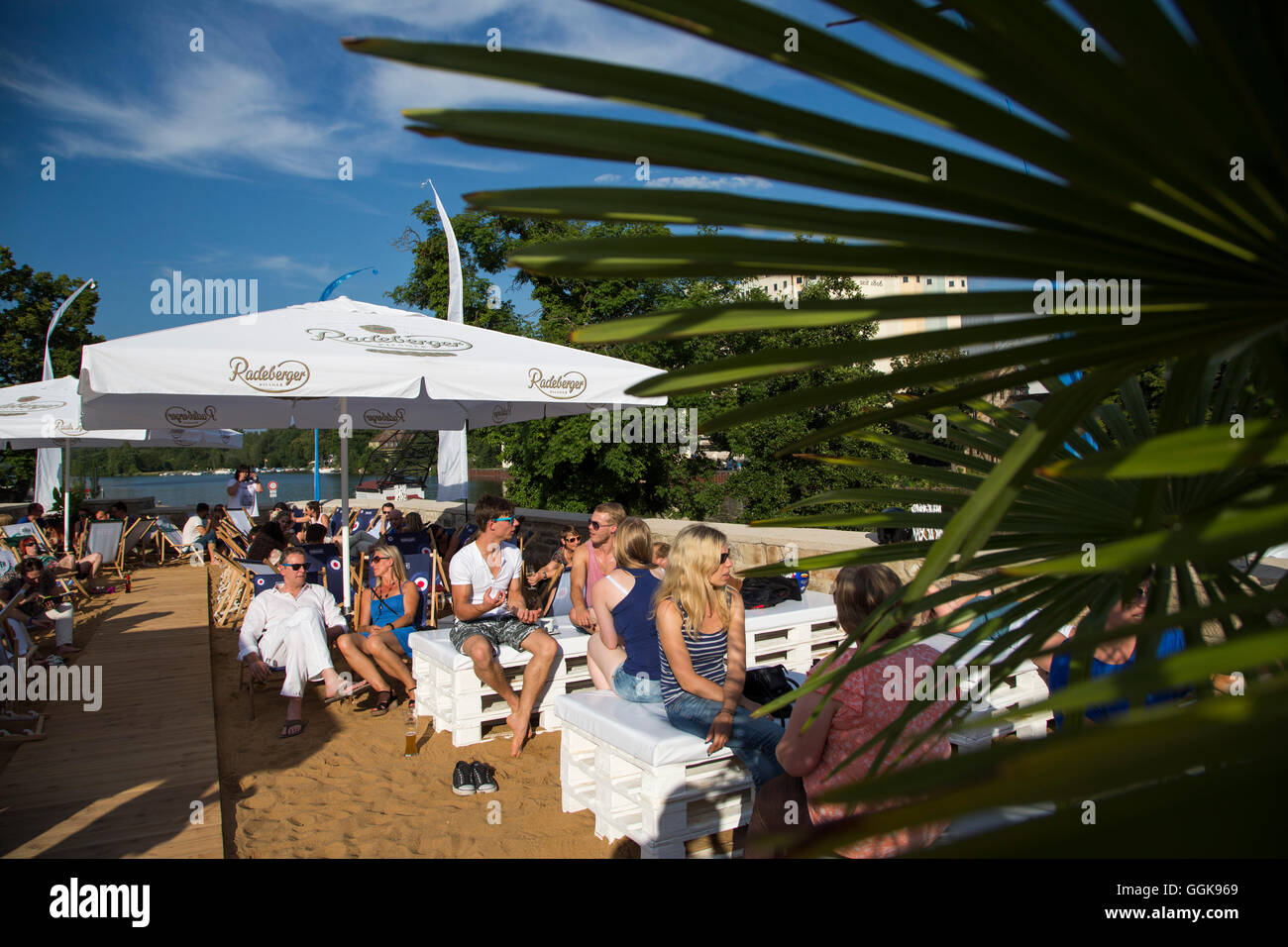 Per coloro che godono di un pomeriggio soleggiato a Schweinfurt city beach bar e lounge, Schweinfurt, Franconia, Baviera, Germania Foto Stock