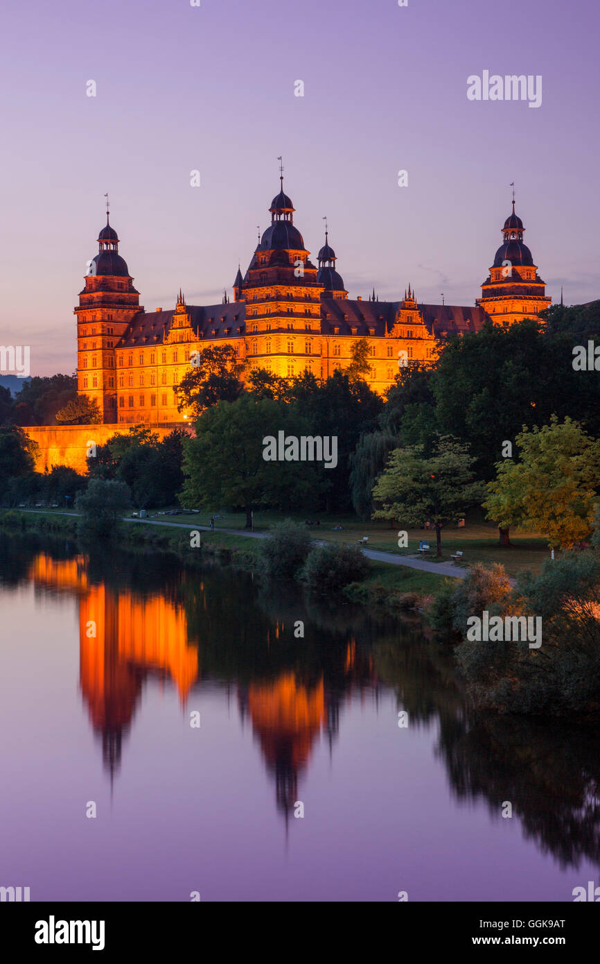 Johannisburg Palace e parchi lungo il fiume principale al crepuscolo, Aschaffenburg, Franconia, Baviera, Germania Foto Stock
