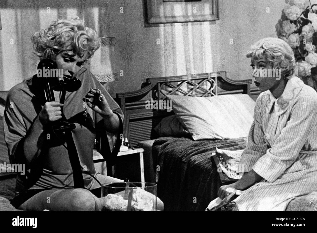 MANCHE MÖGEN'S HEISS / A qualcuno piace caldo USA 1959 / Billy Wilder MARILYN MONROE (zucchero), BEVERLY WILLS (Dolores) Regie: Billy Wilder aka. A qualcuno piace caldo Foto Stock