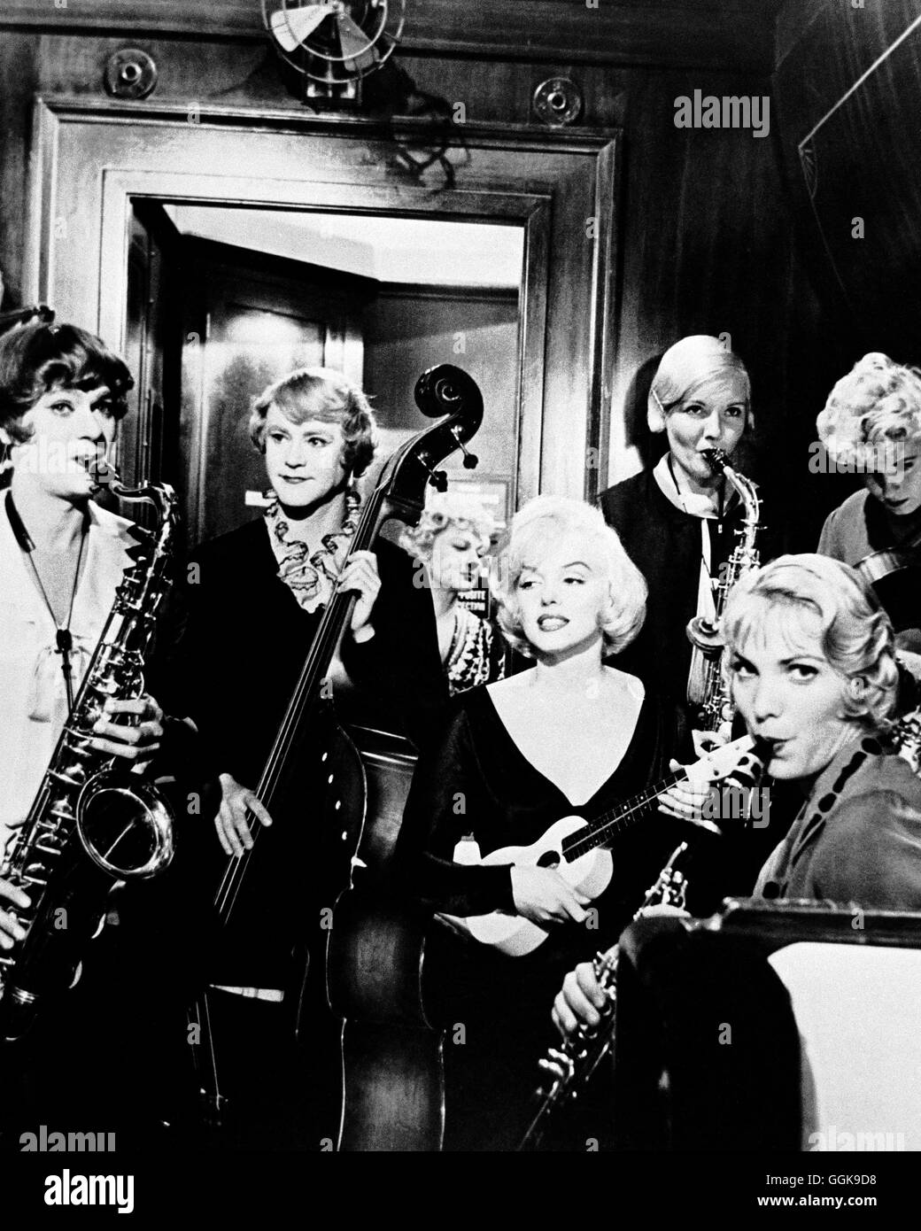 MANCHE MÖGEN'S HEISS / A qualcuno piace caldo USA 1959 / Billy Wilder Szene in der Girl Band: Tony Curtis (Joe/Josephine), JACK LEMMON (Jerry/Daphne), MARILYN MONROE (zucchero) Regie: Billy Wilder aka. A qualcuno piace caldo Foto Stock