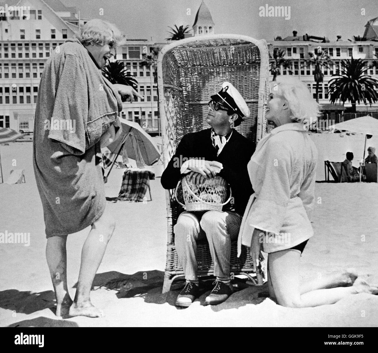 MANCHE MÖGEN'S HEISS / A qualcuno piace caldo USA 1959 / Billy Wilder Szene am Strand: Jerry/Daphne (JACK LEMMON), Joe, im Strandkorb (Tony Curtis), zucchero (MARILYN MONROE) Regie: Billy Wilder aka. A qualcuno piace caldo Foto Stock