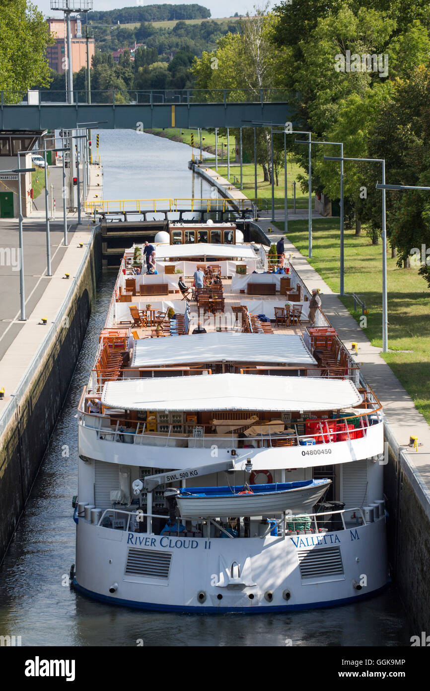 River Cruise Ship River Cloud II in un blocco sul fiume principale, Ochsenfurt, Franconia, Baviera, Germania Foto Stock