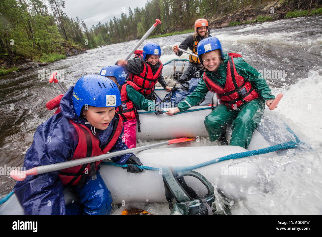 Il Rafting sul fiume Kitkajoki, Oulanka National Park, Pohjois-Pohjanmaa, Finlandia Foto Stock