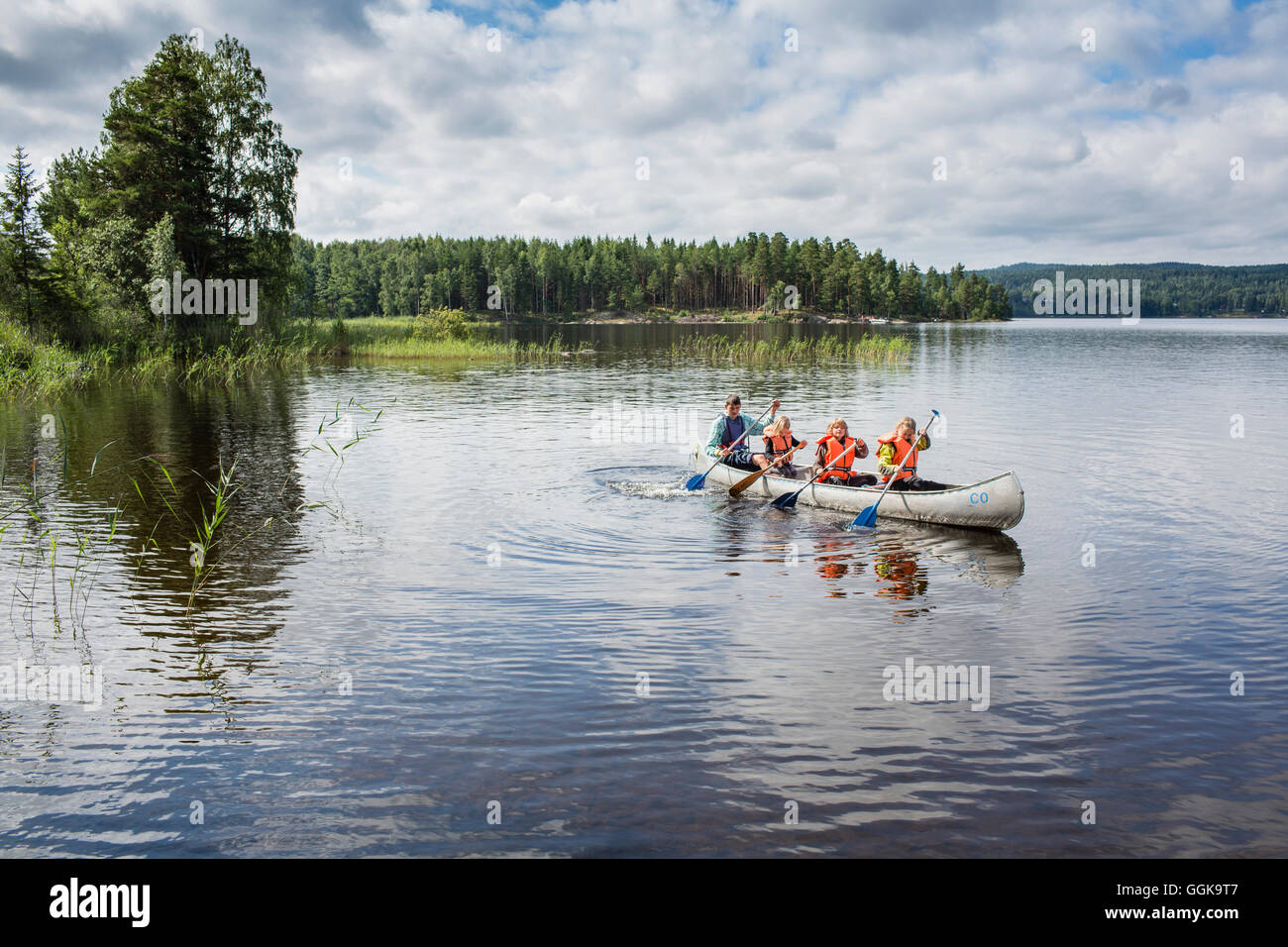 Bambini a bordo di una canoa sul lago Vaermeln, Vaermland, Svezia Foto Stock