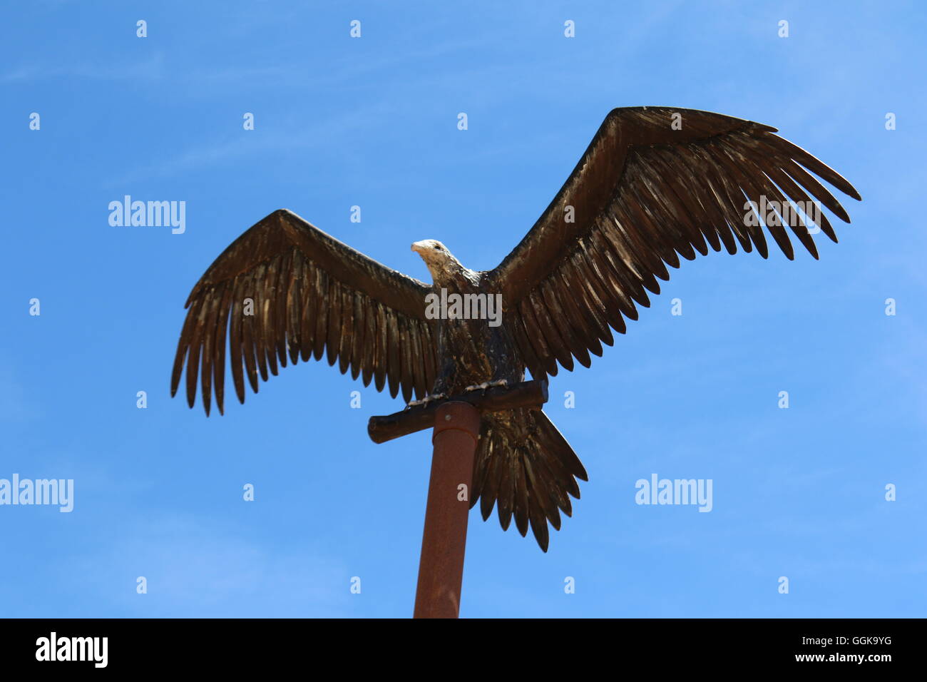 Imitazione eagle su un palo a Dalwhinnie Vini, Pirenei, Australia Foto Stock