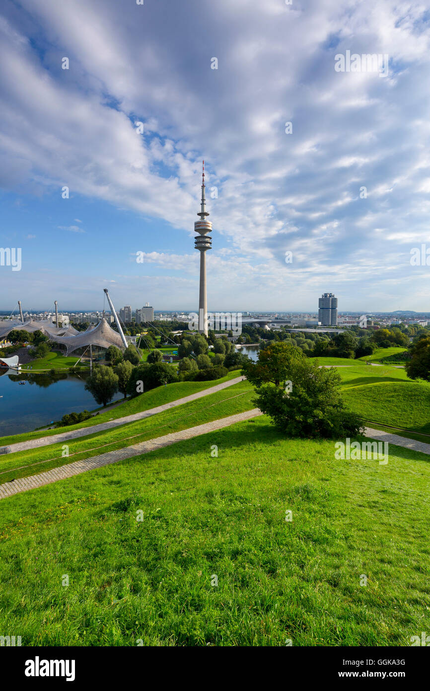 Vista dalla collina olimpico per la Olympic Tower e la torre di BMW, Allianz Arena in background, Monaco di Baviera, Baviera, Baviera, Foto Stock