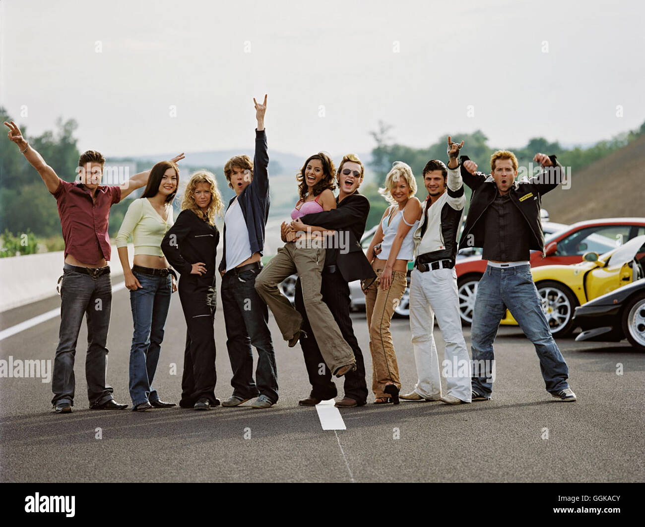 AUTOBAHNRASER / Autobahnraser D 2003 / Michael Keusch Ecki (KRISTIAN ERIK KIEHLING), Nicki (HENRIETTE RICHTER-RÖHL), Claudi (ALEXANDRA NELDEL), Karl-Heinz (Luca J. WILKINS), Nina (COLLIEN FERNANDES), Alex (FRANZ DINDA), Moni (IVONNE SCHÖNHERR), Bülent (MANUEL CORTEZ), Knut (NIELS BRUNO SCHMIDT) Regie: Michael Keusch aka. Autobahnraser Foto Stock