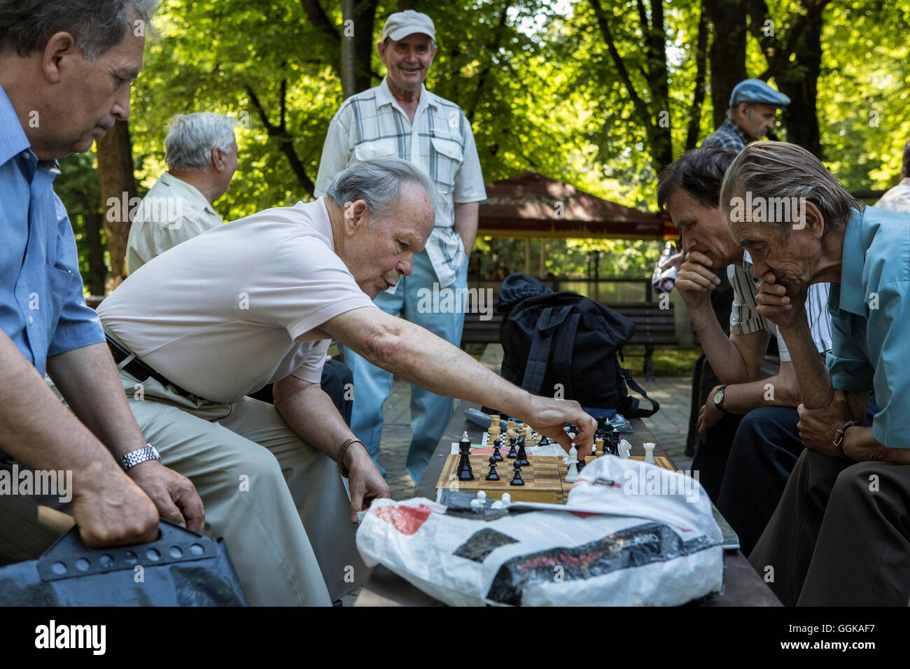 Le persone che giocano a scacchi nel parco, Riga, Lettonia Foto Stock