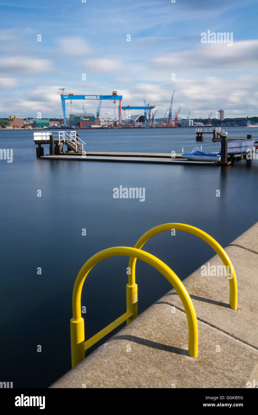 Wharf, Kiellinie, Howaldtswerke-Deutsche Werft (HDW), Kiel fjord, Kiel, Schleswig-Holstein, Germania Foto Stock