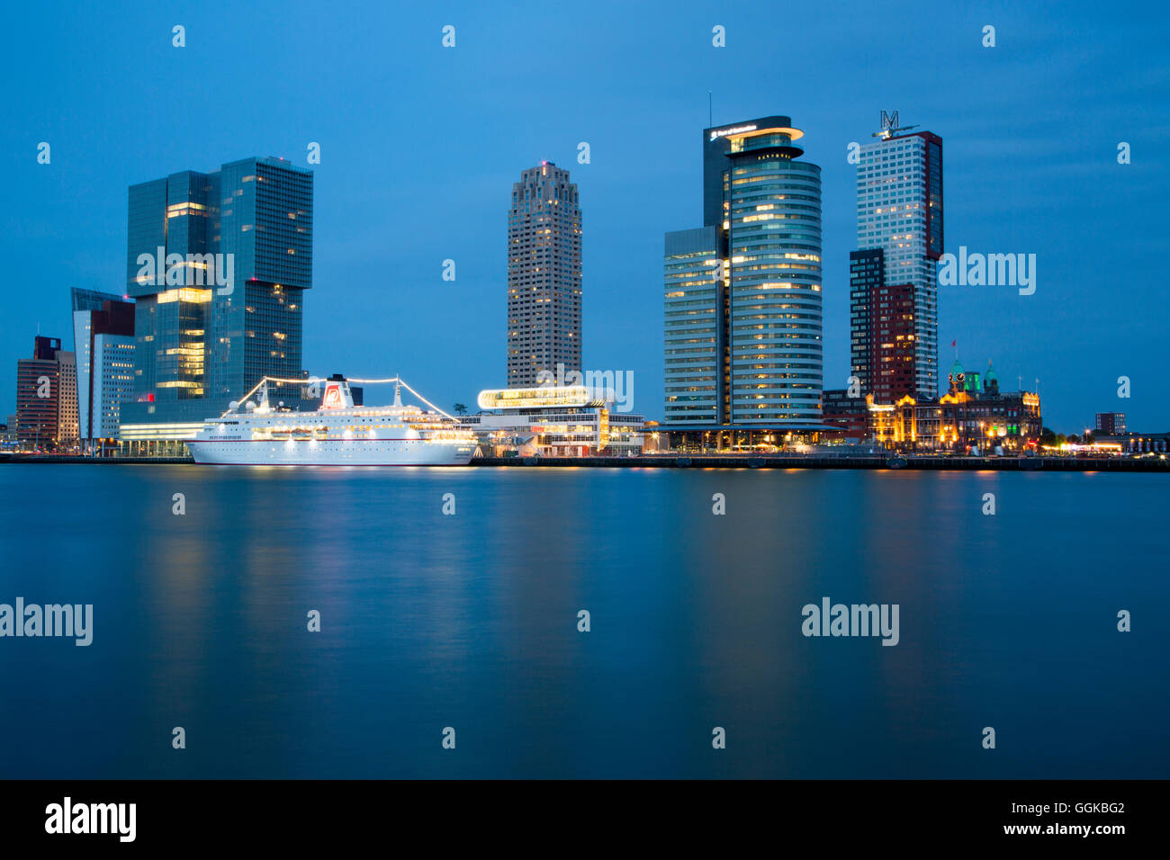 Nave da crociera MS Deutschland (Reederei Peter Deilmann) a Rotterdam Cruise Terminal su Nieuwe Maas fiume con edifici ad alta Foto Stock