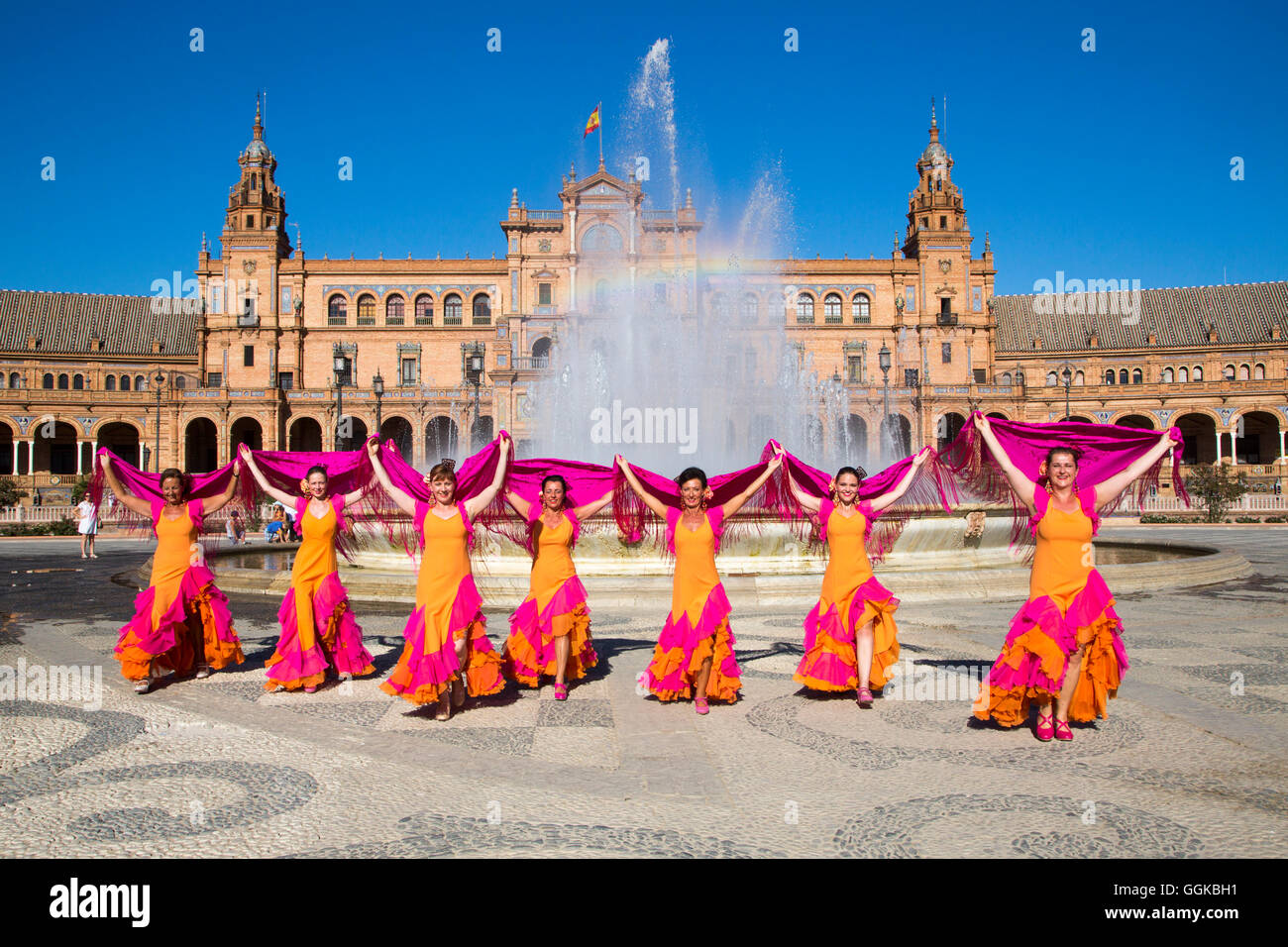 Flamenco Fuego balli di gruppo sulla Plaza de Espana di fronte alla fontana, Siviglia, Andalusia, Spagna Foto Stock