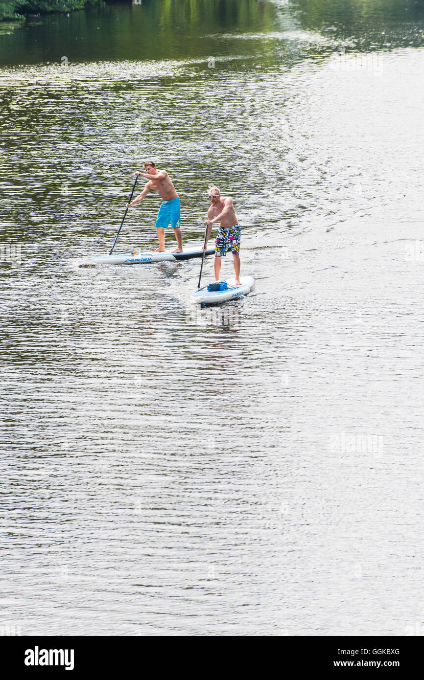 Gli uomini di stand up paddling sul fiume Alster Amburgo, Germania Foto Stock