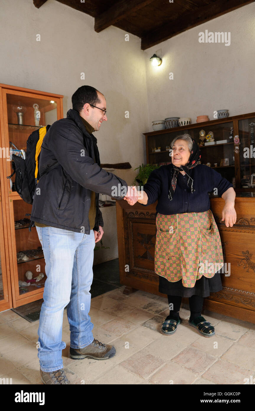 Un escursionista saluta una donna anziana, Laconi, Sardegna Foto Stock