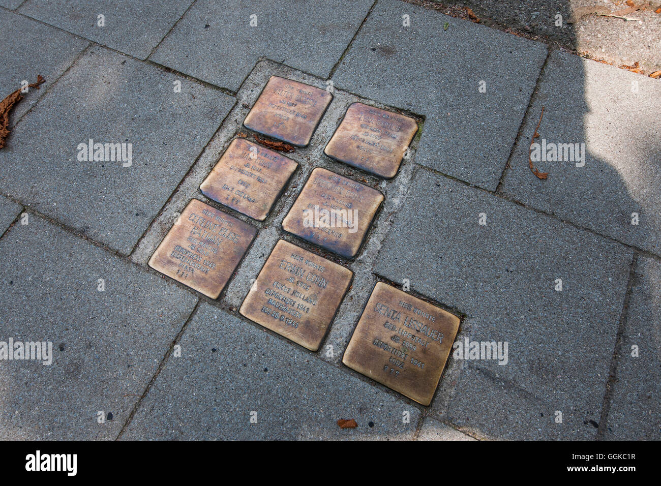 Stolpersteine (ostacolo) nella pavimentazione, Amburgo, Germania Foto Stock