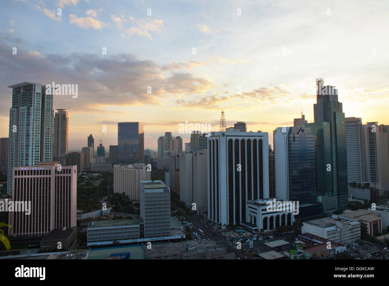 Makati City, il quartiere finanziario e degli affari nel centro della capitale Metro Manila, Filippine, Asia Foto Stock