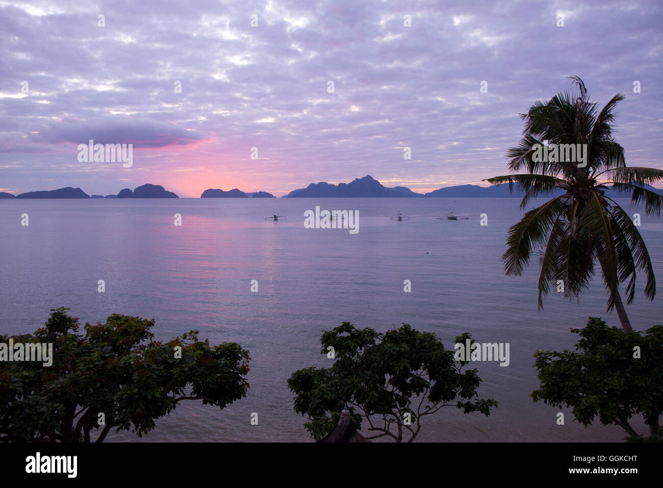 Tramonto nell arcipelago Bacuit vicino a El Nido, isola di Palawan, sul Mare del Sud della Cina, Filippine, Asia Foto Stock