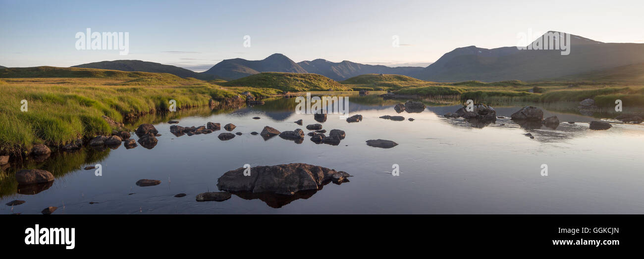 Il lago di acqua dolce all'interno di Rannoch Moor, Loch Ba, Argyll and Bute, Highland, Scotland, Regno Unito Foto Stock