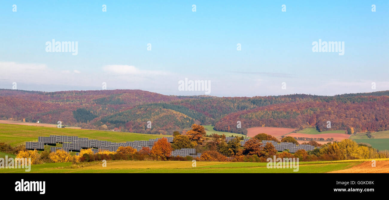 Panoramica del parco solare in autunno, Anraff, Edertal, Hesse, Germania, Europa Foto Stock