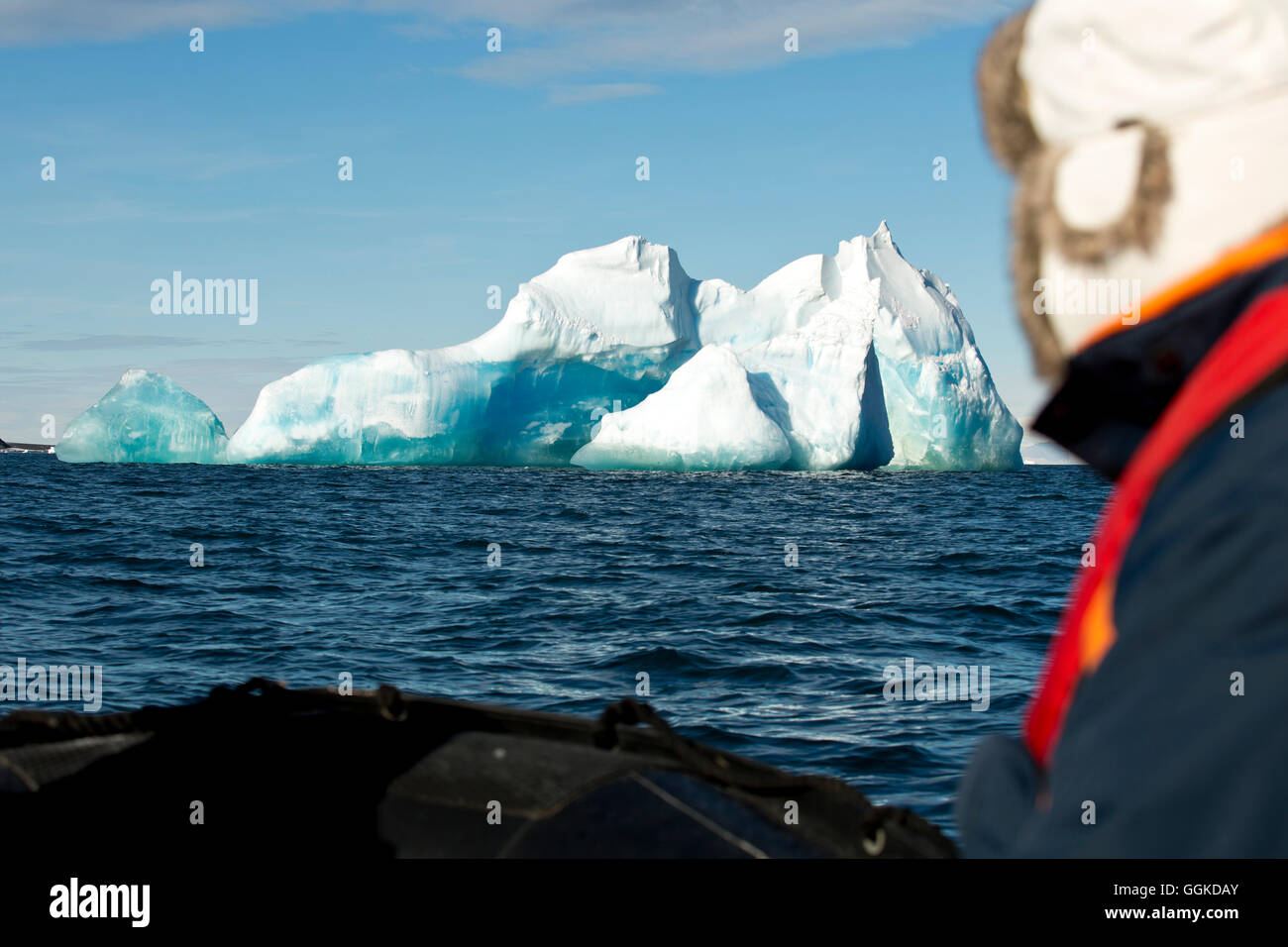 Iceberg in condizioni di luce solare intensa, Punto di uccelli, Ross Island, Antartide Foto Stock
