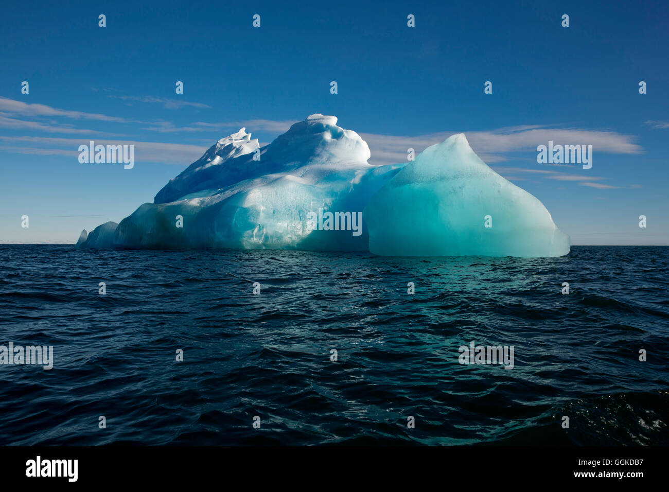 Iceberg in condizioni di luce solare intensa, Punto di uccelli, Ross Island, Antartide Foto Stock