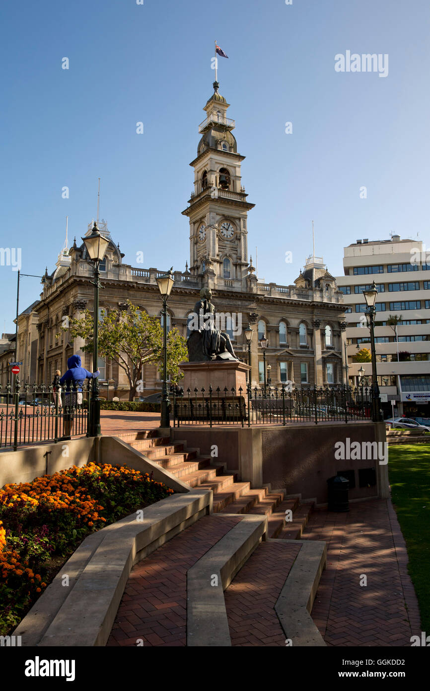 Statua di Robert Burns davanti a Dunedin Town Hall in The Octagon, Dunedin, Otago, Isola del Sud, Nuova Zelanda Foto Stock