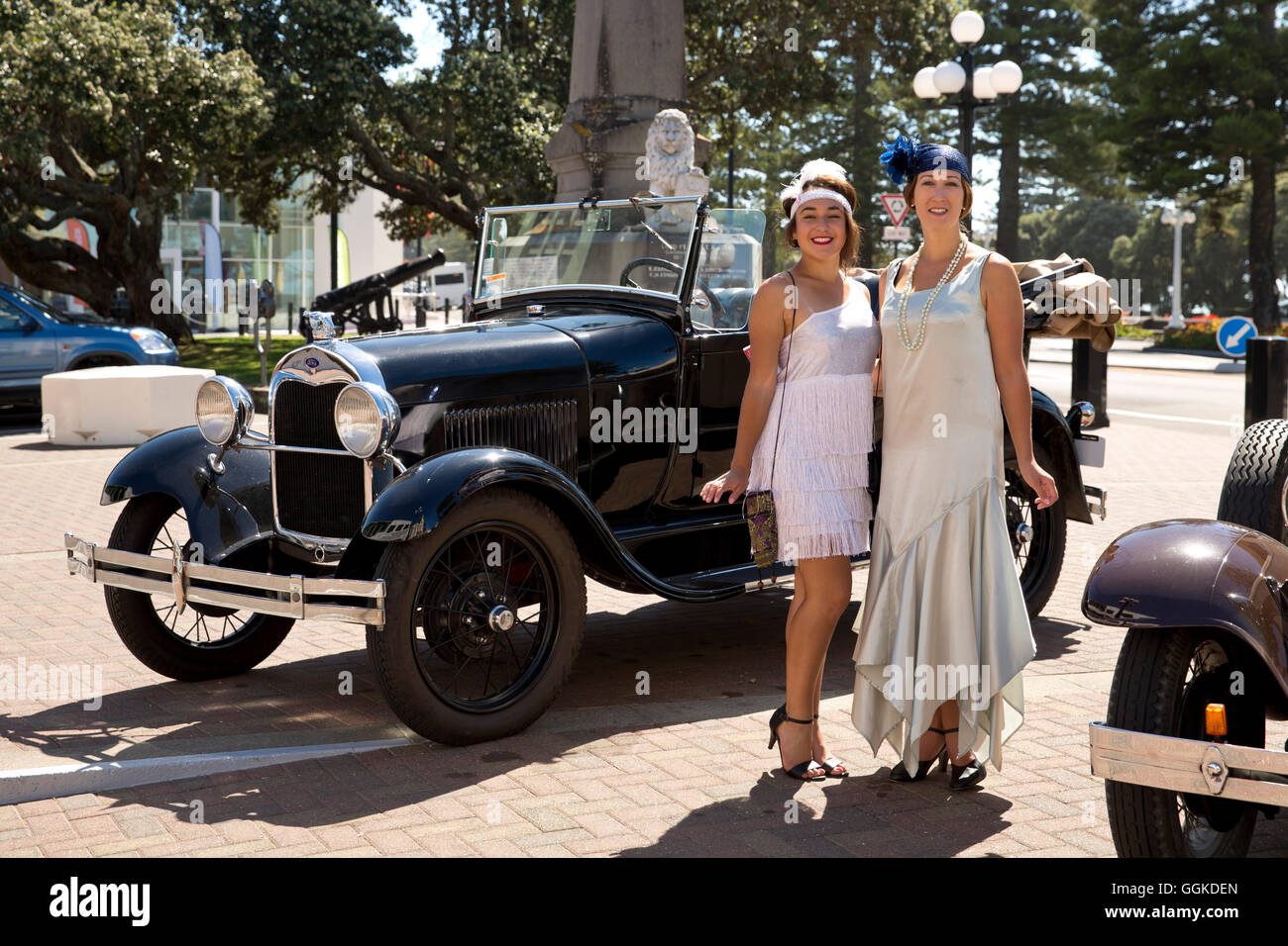 Design art deco: due donne in abiti da venti in posa di fronte a una Ford modello una vettura di antiquariato, Napier, Hawke's Bay, Nort Foto Stock