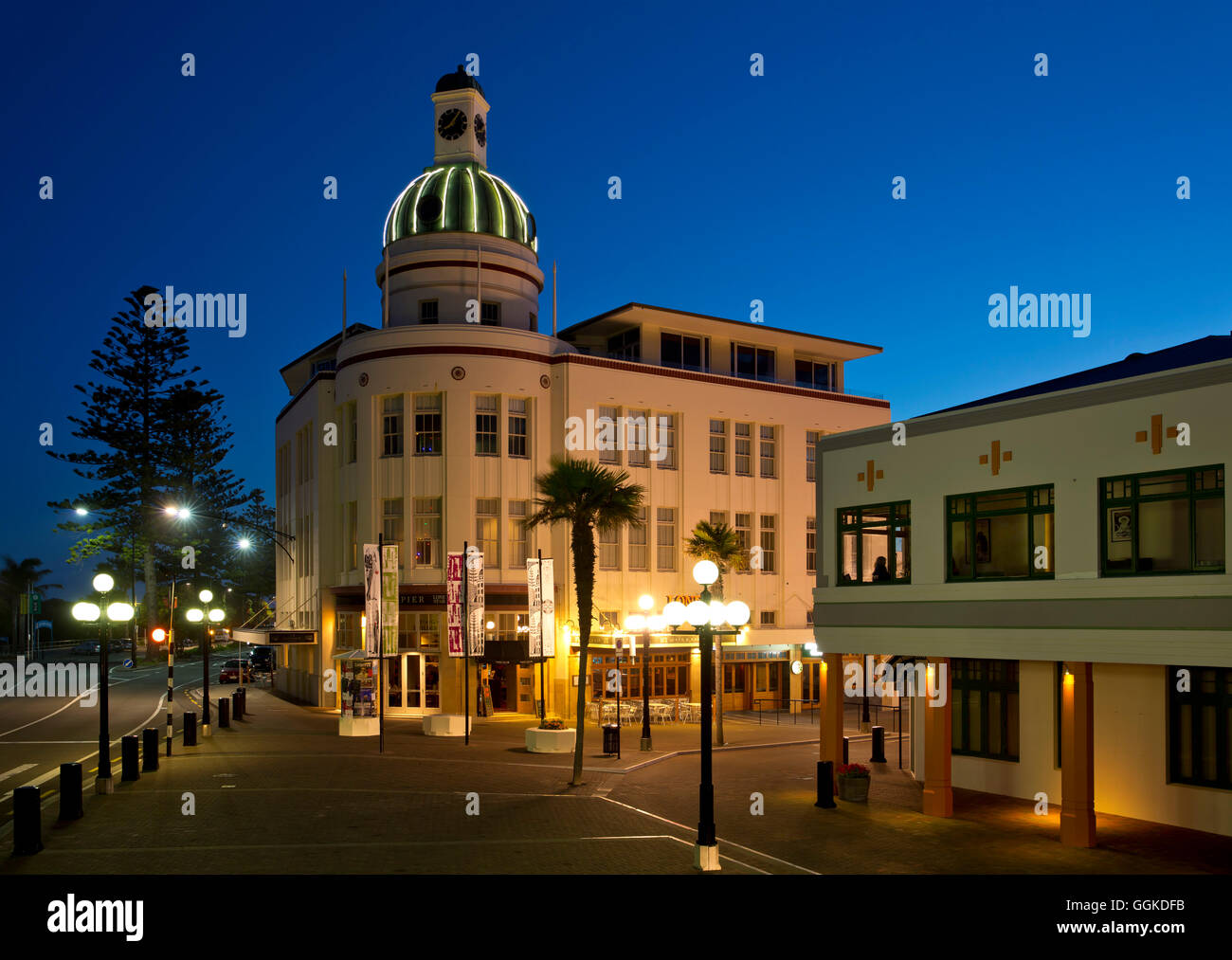 La cupola della T&G edificio in Art Deco design al crepuscolo, Napier, Hawke's Bay, Isola del nord, Nuova Zelanda Foto Stock