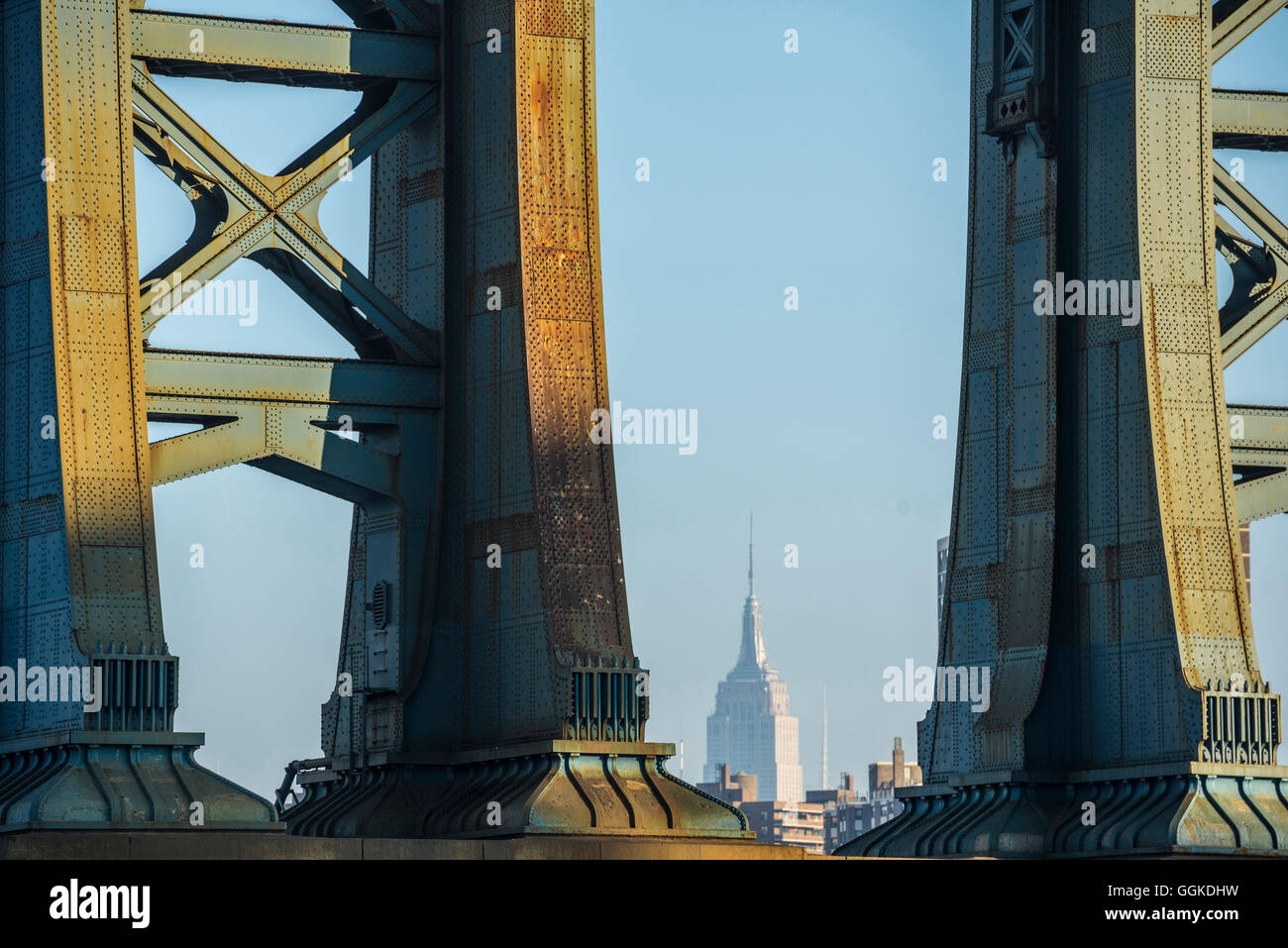 Manhattan Bridge e Empire State Building, Dumbo, Brooklyn, New York, Stati Uniti d'America Foto Stock