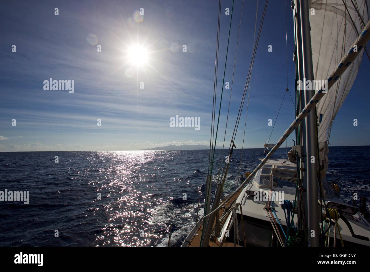 Sailing yacht in prossimità di Antigua e Barbuda, Antille sottovento, Piccole Antille, Mar dei Caraibi Foto Stock
