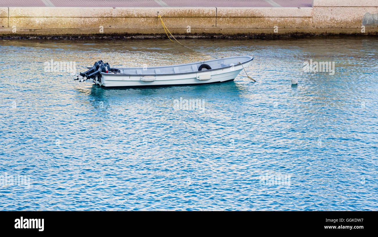 Piccola barca da pesca con due motori esterni ormeggiata in Bonaire Foto Stock