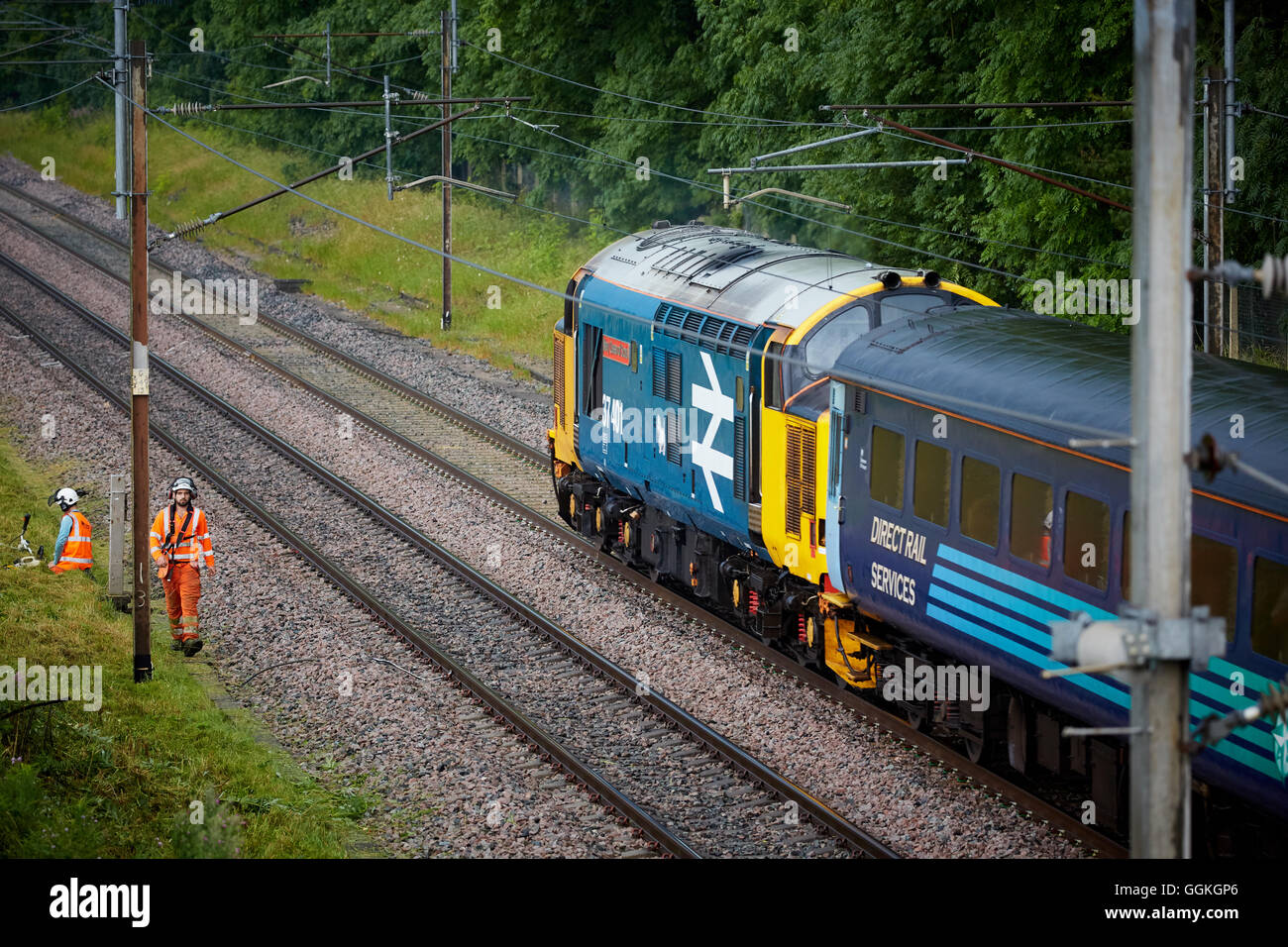 Linea principale costa occidentale treno passeggeri passeggeri Diesel intestazione locale a Preston via delle rotaie ferroviarie dei ferrovieri ail via m Foto Stock