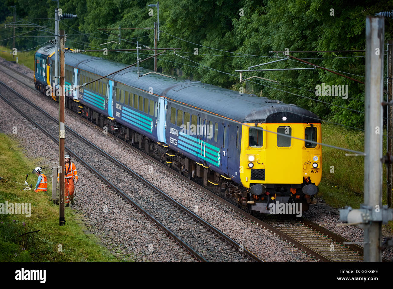 Linea principale costa occidentale treno passeggeri passeggeri Diesel intestazione locale a Preston via delle rotaie ferroviarie dei ferrovieri ail via m Foto Stock